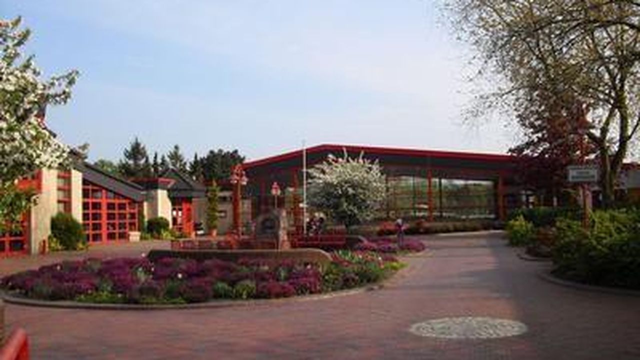 Das Freibad in Hage liegt direkt am Kurzentrum und ist nur 300m von der Ferienwohnung Hanni entfernt. Das Freibad in Hage liegt direkt am Kurzentrum und ist nur 300m von der Ferienwohnung Hanni entfernt.